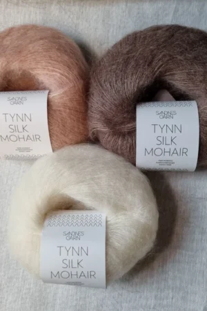 sandnes-garn Tynn Silk Mohair är vår tunna variant av Silk Mohair och är en mjuk och lyxig blandning av den finaste mohair, ull och silke. Garnet är tunt och väldigt drygt.