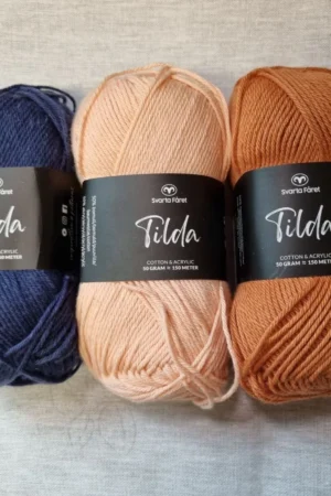 svarta-faret Garn Tilda är ett härligt blandgarn i bomull och akryl, vilket gör att garnet blir mjukt och slitstarkt!